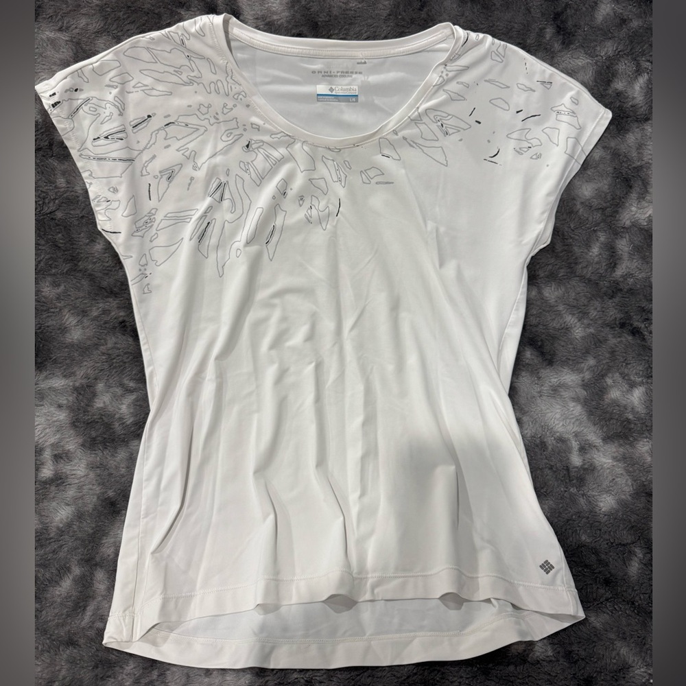 Columbia White Short-Sleeve Performance Tee with Reflective Neck Detail